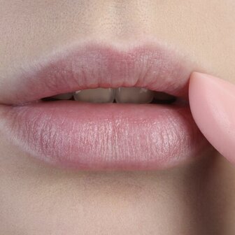 Belweder Rose Oil Repair Lip Balm 2 stuks op lippen
