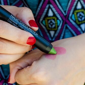 Camaleon Cosmetics Magic Colourstick groen op hand