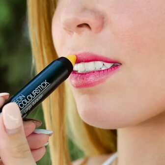Camaleon Cosmetics Magic Colourstick geel op lippen