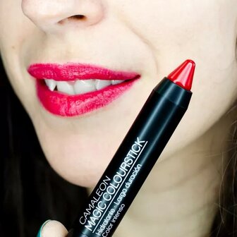 Camaleon Cosmetics Magic Colourstick rood op lippen