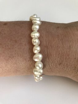 Armband - Zoetwater Parel Barok 5-6 mm - 18 cm - Elastisch - Op model