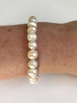 Armband - Zoetwater Parel Potato 8-9 mm - 18 cm - Elastisch - Op model