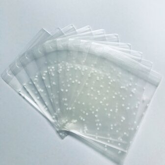 Kleine cellofaan zakjes met plakstrip - mat wit met witte stipjes - afmeting: 10 centimeter x 10 centimeter - vierkant - herslu
