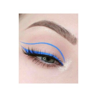 D&#039;Donna Licht Blauw Eyeliner Licht Blauw Op Model