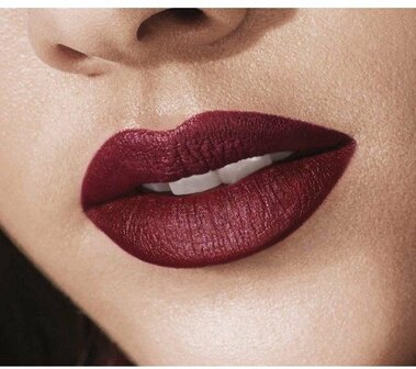 Maybelline New York - Lipstick - Color Sensational - The Mattes - Powder Matte - Ultra Mat - 05 Cruel Ruby - Op Model