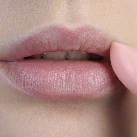 Belweder Rose Oil Repair Lip Balm 2 stuks op lippen