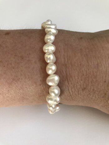Armband - Zoetwater Parel Barok 5-6 mm - 18 cm - Elastisch - Op model