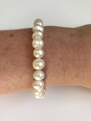Armband - Zoetwater Parel Potato 8-9 mm - 18 cm - Elastisch - Op model