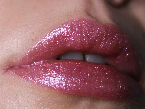 Glam of Sweden Diamond Lip Gloss Super Shine Pink Diamond Op Model
