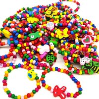 Set met 15 houten kinderarmbandjes met verschillende motiefjes in diverse kleuren: blauw - paars - oranje - roze - groen - geel - rood