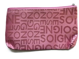Klein make-up tasje / toilettasje / organizer / etui - roze - mat met glanzende woorden SOIGNE - met rits - waterafstotend - afmeting 18,5 x 10,5 x 2 centimeter