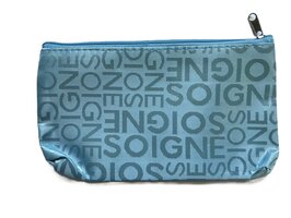 Klein make-up tasje / toilettasje / organizer / etui - licht blauw - mat met glanzende woorden SOIGNE - met rits - waterafstotend - afmeting 18,5 x 10,5 x 2 centimeter