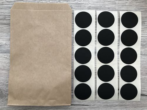 15 bruine papieren craft zakjes 12 x 19 centimeter en 15 zwarte matte stickers 3,5 centimeter