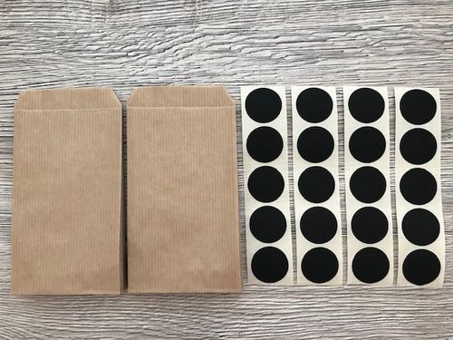 20 kleine bruine papieren craft zakjes 7 x 12 centimeter en 20 zwarte ronde stickers 2,5 centimeter